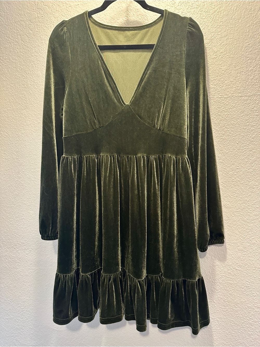 DARK GREEN VELVET TIERED MINI DRESS